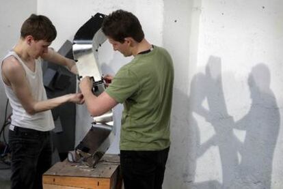 Dos profesionales trabajan en uno de los prototipos creados durante el Smart Geometry.