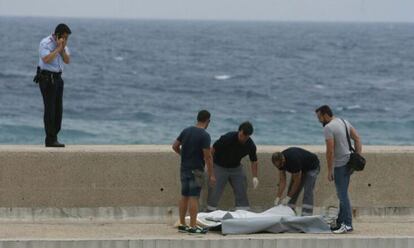 El cuerpo del joven ahogado en la playa del Miracle.