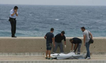 El cuerpo del joven ahogado en la playa del Miracle.  