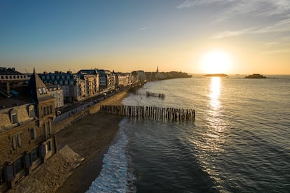 Otro imprescindible: pasear por la playa de Sillon (lengua de arena) acompañados de las villas de finales del siglo XIX en el paseo marítimo y del National Fort y las murallas, que rodean la antigua ciudad de intramuros a lo largo de 1.754 metros y fueron restauradas después de 1944.