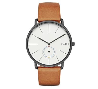 El minimalismo feroz de la marca danesa Skagen (ah, los nórdicos) queda patente en este modelo de lineas puras, estilizadas (esos índices apenas intuidos) que resaltan sobre la esfera de un límpido blanco. Un pequeño segundero hace de las suyas, con ese toque de color, situado a las 6 horas. C.P.V.