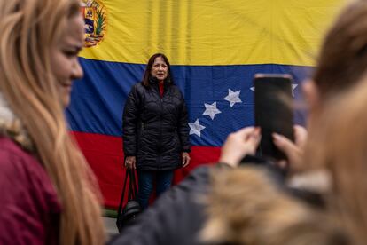 Los votantes tomaban fotos con sus teléfonos para dar cuenta de su asistencia a votar. 