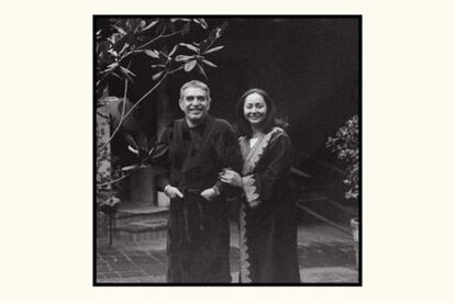 Mercedes Barcha y su marido, Gabriel García Márquez, en la portada de libro que les ha dedicado su hijo.