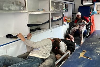 Varios palestinos heridos, durante los ataques israelíes contra la ciudad de Jabalia, esperan a ser trasladados al hospital Indonesia de la Franja. 