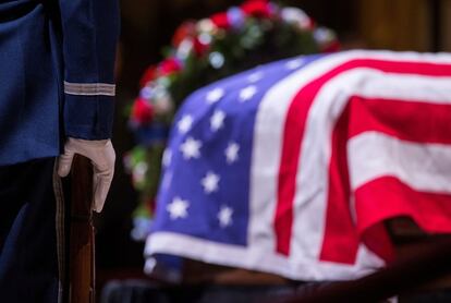 Un guardia de honor custodia el ataúd del exmandatario George Bush en la capilla ardiente instalada en bajo la cúpula del Capitolio. El funeral de estado del expresidente estadounidense esta programado para este miércoles, 5 de diciembre.