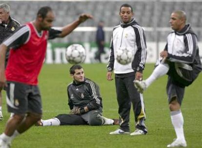 Casillas realiza ejercicios de estiramiento ayer en el Allianz Arena.