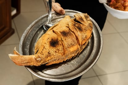 Pieza entera de bocinegro frito en Las Rejas, Cádiz.