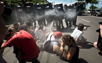 Policiais disparam spray pimenta contra ativistas sentados no chão durante a reintegração de posse do terreno, no dia 17 de junho.