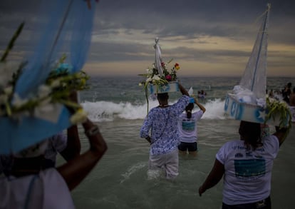 Varias personas participan en una procesión a 'Iemanja', la diosa del mar, en la playa de Copacabana, en Río de Janeiro (Brasil).