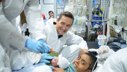 Doctors on the Spanish frigate ‘Navarra’ attend to Muna and her mother after the birth.