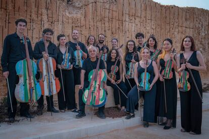 Los instrumentos hechos con madera de barcas de migrantes de la Orquesta Juvenil Luigi Cherubini.