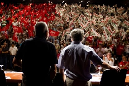 Cándido Méndez y Fernández Toxo, de espaldas ante los asistentes a un acto convocado en Málaga previo a la huelga general convocada para el 29-S.