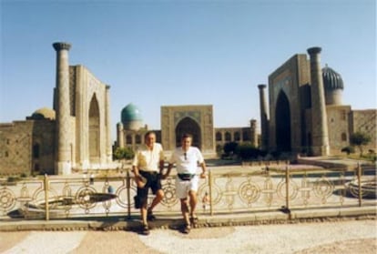 José Luis Plaza (derecha), junto a Juan Argüelles frente a las tres madrazas de la plaza del Registán, en Samarkanda (Uzbekistán).