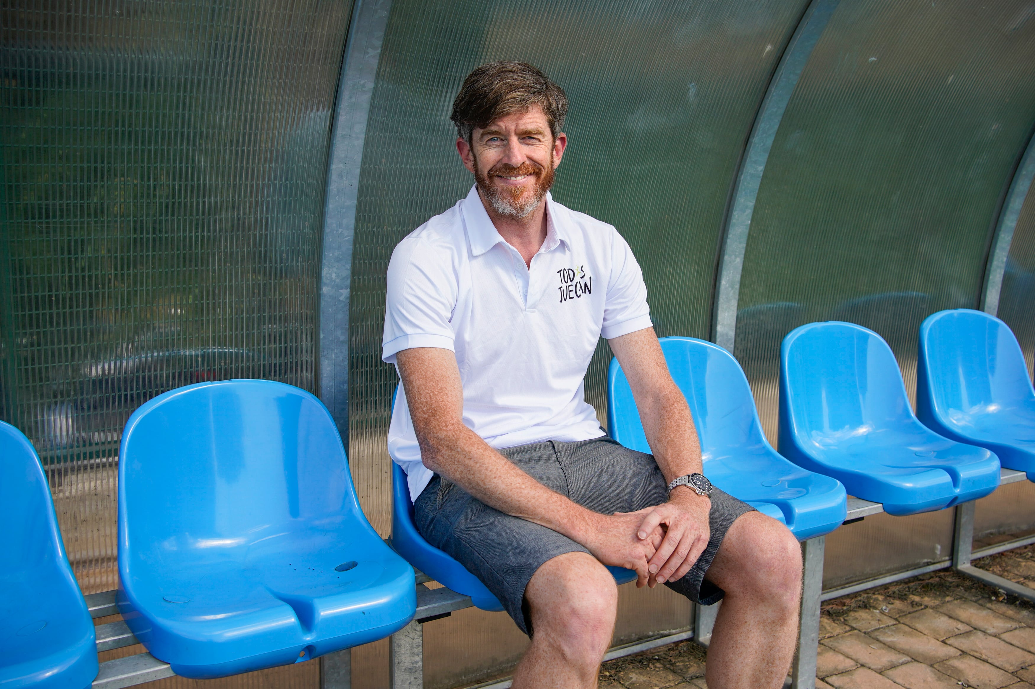José Ignacio Arrufat, presidente de la ONG Todos juegan, este junio durante el entrenamiento de fútbol de dos niños a los que ayuda su organización.