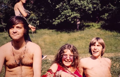 Janis Joplin, con sus características gafas violeta, entre Ken Pearson y Brad Campbell en el verano de 1970.