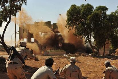 Milicianos antigadafistas asedian Sirte.