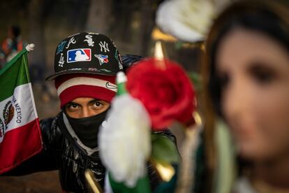 Entre las diversas peregrinaciones que salen de todos los estados, los peregrinos del Barrio de Santo Domingo, ubicado en el corazón de Puebla, recorren anualmente más de 130  kilómetros para llegar a la Basílica de Guadalupe. Los vecinos de este barrio han consolidado una familia alrededor de esta manda de fe que trasciende generaciones, pues José Roberto León 'El Meco', el más grande del barrio que ha caminado por El Paso de Cortés  por más de 40 años, acompaña a los más jóvenes que no llevan más de un año. Uno de los parajes más conocidos de las peregrinaciones es el Paso de Cortés, la brecha que existe entre los volcanes Popocatépetl e Iztaccíhuatl, más de 30 kilómetros de cerro, para cruzar de Puebla al Estado de México.