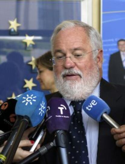 GRA045 BRUSELAS, 18/06/2013.- El ministro español de Agricultura, Miguel Arias Cañete, en declaraciones a la prensa, hoy en la sede de la Comisión Europea en Bruselas, tras reunirse con Dacian Ciolos, comisario europeo de Agricultura. EFE/María Valerón