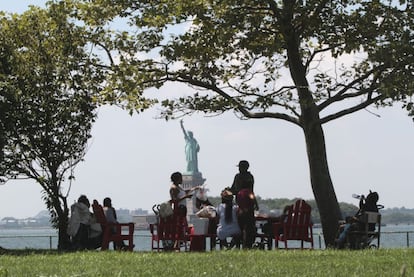 Día de picnic en la isla de Governors con la Estatura de la Libertad como testigo, agosto de 2012. Cientos de trabajadores del Servicio Nacional de Parques, incluidos funcionarios de California o de Alaska, han pasado semanas en Liberty Island para acondicionarla, lo que ha supuesto un desembolso de 59 millones de dólares.