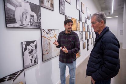 Jesus Uriarte y Jon Uriarte conversan el viernes 24 de mayo ante la sección dedicada al hormigón en la exposición sobre Eduardo Chillida, en San Sebastián.