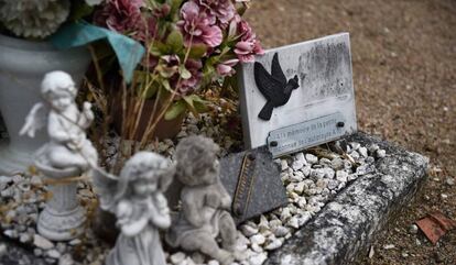 La tumba de ‘la pequeña mártir de la A10’ en el cementerio de Suèvres este jueves. 