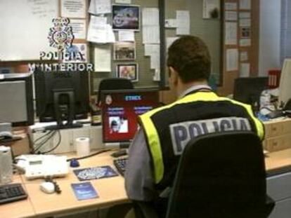 Imagen de un vídeo de la Policía en la que un agente trabaja en la búsqueda de imágenes de pornografía infantil distribuidas por Internet. EFE/PN