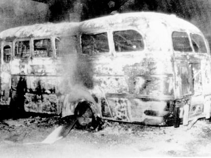 Un autobús incendiado durante un ataque en Buenos Aires, el 23 de diciembre de 1975.