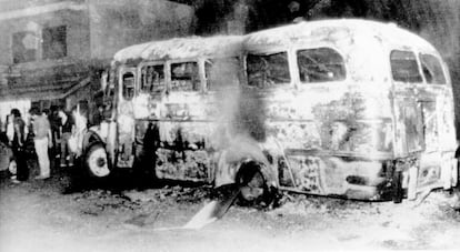 Un autobús incendiado durante un ataque en Buenos Aires, el 23 de diciembre de 1975.