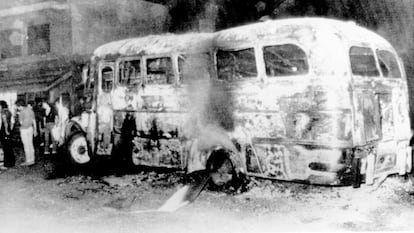 Un autobús incendiado durante un ataque en Buenos Aires, el 23 de diciembre de 1975.