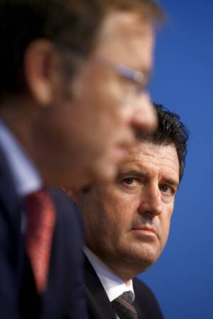 El vicepresidente del Consell, José Císcar (d) y el conseller de Hacienda y Administración Pública, Juan Carlos Moragues, durante la rueda de prensa posterior a la sesión plenaria semanal del Gobierno regional, la última antes del paréntesis veraniego.