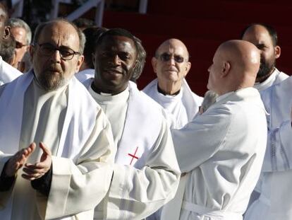 Sacerdotes en la plaza de Colón (Madrid) en la misa de celebración de la Sagrada Familia el 29 de diciembre de 2013.