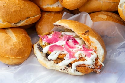 Torta de milanesa de pollo y chilaquiles verdes de La Esquina del Chilaquil.