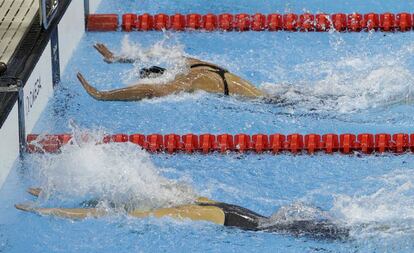 Belmonte (arriba) y Groves, en la llegada de los 200m mariposa.