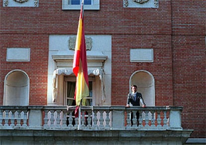 José María Aznar, asomado al balcón del Palacio de la Moncloa.