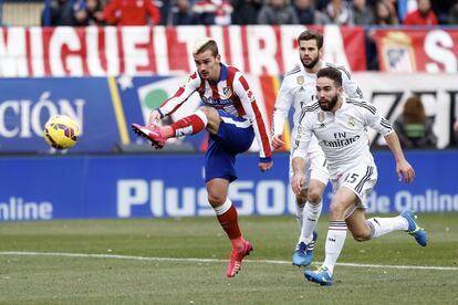 Griezmann del Atlético marca el tercer gol para su equipo. 