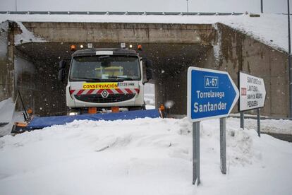 A snowplow in Pesquera (Cantabria) on Wednesday.