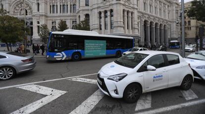 Un autobús de la EMT circula por la plaza de Cibeles.  