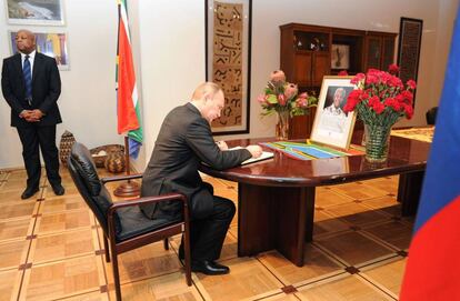 El presidente ruso firma el libro de condolencias en la embajada sudafricana en Moscú como homenaje al presidente Nelson Mandela.