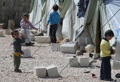 Un grupo de ni&ntilde;os sirios refugiados en al-Marj, en el valle de Bekaa, en L&iacute;bano.