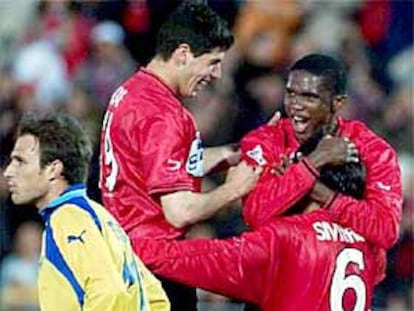 Luque, Eto'o y Siviero celebran un gol ante Turdó.