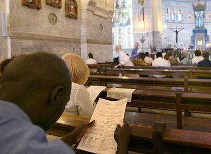 Un grupo de cristianos asiste a un oficio en la catedral de Nuestra Señora de África de Argel en mayo de 2006.