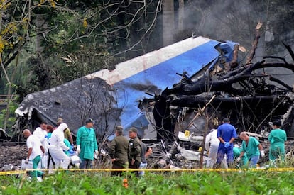 Restos del avión, que se estrelló el viernes en un paraje agrícola despoblado a las afueras de La Habana.