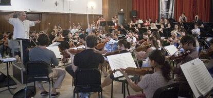 Un ensayo de la Orquesta West-Eastern Divan dirigido por Daniel Barenboim en el taller de Pilas (Sevilla) en 2011.