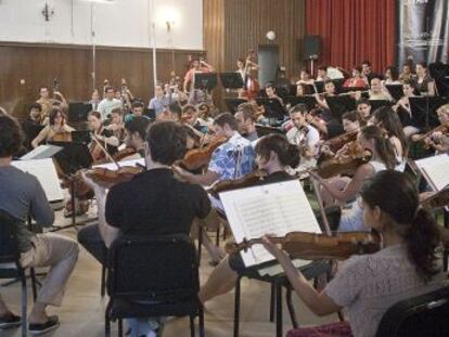 Un ensayo de la Orquesta West-Eastern Divan dirigido por Daniel Barenboim en el taller de Pilas (Sevilla) en 2011.