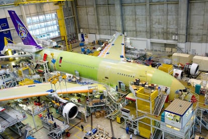 Cadena de montaje de un avión en el hangar Lagardère de la fábrica de Airbus en Toulouse.