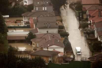 Vista aérea de las inundaciones ocasionadas por el desbordamiento del río Arga a su paso por Huarte (Navarra). El momento más crítico se ha producido durante la madrugada de este viernes en Gipuzkoa, donde las cuencas del Oria, Urumea y Deba han llegado a desbordarse en algunos puntos.