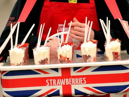 Un vendedor de fresas en la carrera de caballos Grand National celebrada el pasado mes de abril cerca de Liverpool. 