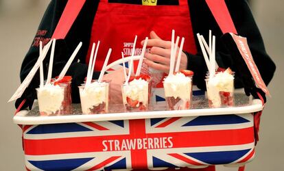 Un vendedor de fresas en la carrera de caballos Grand National celebrada el pasado mes de abril cerca de Liverpool.