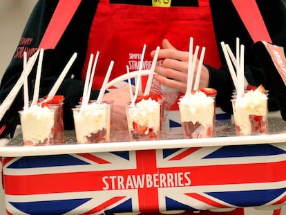 Un vendedor de fresas en la carrera de caballos Grand National celebrada el pasado mes de abril cerca de Liverpool. 