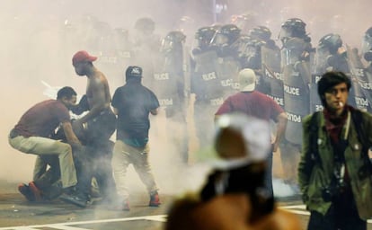 Manifestantes en medio de gas lacrimógeno en Charlotte.